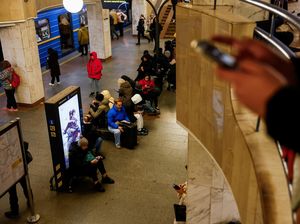 Potret Warga Berlindung di Stasiun Metro Saat Ukraina Siaga Tinggi