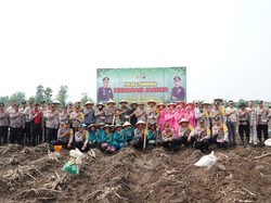 Dukung Asta Cita, Polres Ponorogo Tanam Jagung-Tebar Benih Ikan