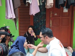 Saat RK Mendadak Ikut Ngerujak di Teras Warga, Lalu Saling Suap Mangga