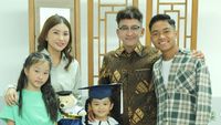 Potret Thania Lulus TK, Ruben Onsu & Sarwendah Tampil Kompak Dampingi Anaknya