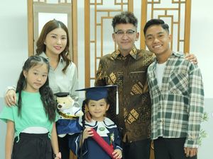 Potret Thania Lulus TK, Ruben Onsu & Sarwendah Tampil Kompak Dampingi Anaknya Potret Thania Lulus TK, Ruben Onsu & Sarwendah Tampil Kompak Dampingi Anaknya
