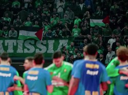 Video: Suporter Yunani Kibarkan Bendera Palestina saat Tim Israel Bertandang