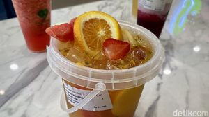 Segarnya Seruput Fruit Tea Viral di Blok M, Isinya Buah Segar!