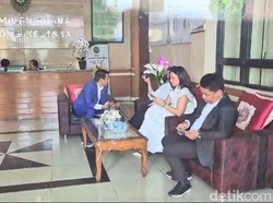 Mata Sembab Tengku Dewi Hadiri Sidang Cerai dengan Andrew Andika