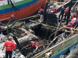 Tim Labfor-Inafis Polda Jateng Ambil Sampel Kebakaran Kapal di Pekalongan