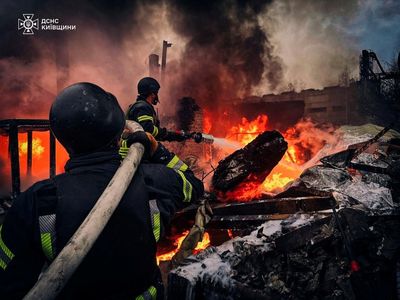 Tim Penyelamat Ukraina Berjibaku Padamkan Api Usai Serangan Rudal Rusia