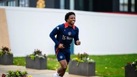 Tyrell Malacia - Manchester United. Satu lagi pemain MU yang digadang-gadang masih akan coba dijual, memanfaatkan terbukanya jendela transfer di beberapa negara. Foto: Manchester United via Getty Imag/Ash Donelon