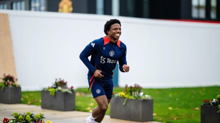 MANCHESTER, ENGLAND - NOVEMBER 04: Tyrell Malacia of Manchester United reacts during the Manchester United training session at Carrington Training Ground on November 04, 2024 in Manchester, England. (Photo by Ash Donelon/Manchester United via Getty Images)