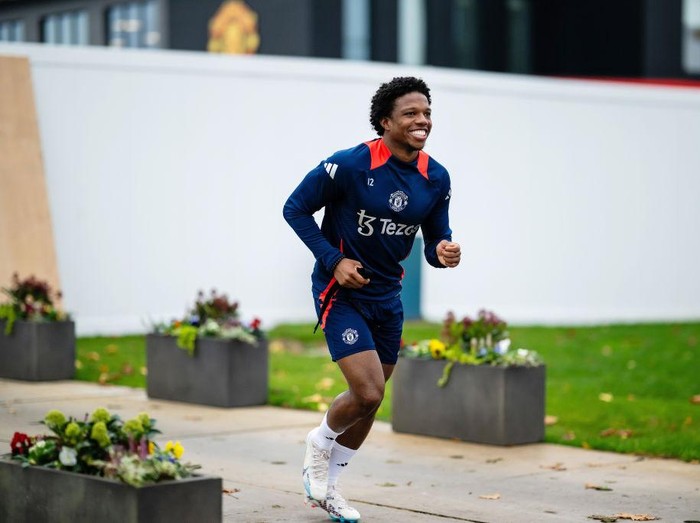 MANCHESTER, ENGLAND - NOVEMBER 04: Tyrell Malacia of Manchester United reacts during the Manchester United training session at Carrington Training Ground on November 04, 2024 in Manchester, England. (Photo by Ash Donelon/Manchester United via Getty Images)