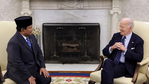 WASHINGTON, DC - NOVEMBER 12: U.S. President Joe Biden (R) meets with President of Indonesia Prabowo Subianto in the Oval Office of the White House on November 12, 2024 in Washington, DC. The two leaders met to discuss the strengthening of U.S.-Indonesian cooperation as part of the comprehensive strategic partnership. Alex Wong/Getty Images/AFP (Photo by ALEX WONG / GETTY IMAGES NORTH AMERICA / Getty Images via AFP)