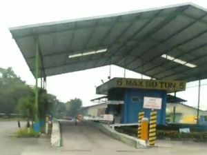 Ada Rumah di Tengah Pabrik, Nggak Punya Tetangga Adanya Makam Keluarga