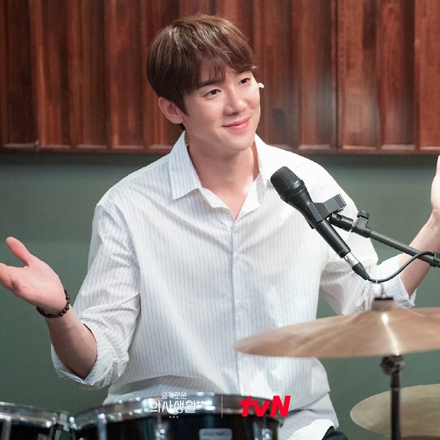 Yoo Yeon Seok di drama Korea Hospital Playlist 2 (2021)/Foto: tvN