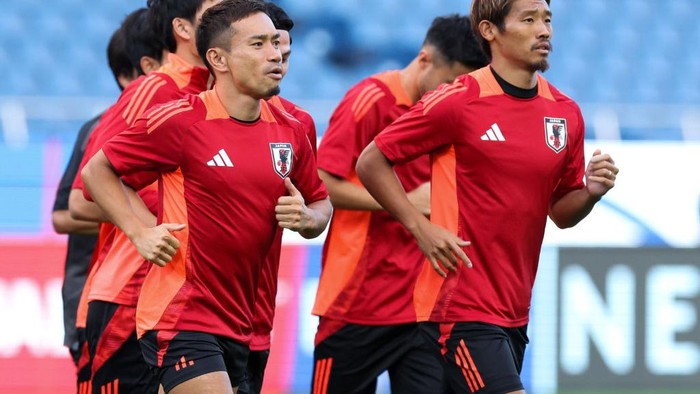 SAITAMA, JAPAN - SEPTEMBER 04: Yuto Nagatomo and Hidemasa Morita of Team Japan attend a training session ahead of the 2026 FIFA World Cup Qualifier third round Group C match between China and Japan on September 4, 2024 in Saitama City, Saitama Prefecture, Japan. (Photo by VCG/VCG via Getty Images)