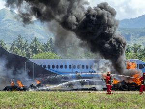 Aksi Pemadam Gelar Simulasi Keadaan Darurat di Bandara Palu