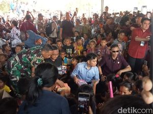 Senangnya Anak Pengungsi Erupsi Lewotobi Dapat Mainan Lego dari Gibran