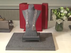 Video: Mewahnya Diamond Necklace Affair Marie Antoinette Bernilai Rp 76,4 miliar Video: Mewahnya Diamond Necklace Affair Marie Antoinette Bernilai Rp 76,4 miliar