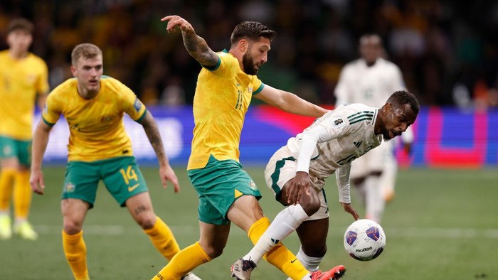 MELBOURNE, AUSTRALIA - NOVEMBER 14: Abdullah Al Khaibari of Saudi Arabia is challenged by Brandon Borrello of the Socceroos during the Round 3 2026 FIFA World Cup AFC Asian Qualifier match between Australia Socceroos and Saudi Arabia at AAMI Park on November 14, 2024 in Melbourne, Australia. (Photo by Darrian Traynor/Getty Images)