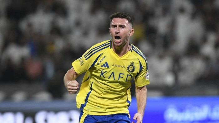 Soccer Football - Saudi Pro League - Al Shabab v Al Nassr - Al-Shabab Club Stadium, Riyadh, Saudi Arabia - October 18, 2024 Al Nassrs Aymeric Laporte celebrates scoring their first goal REUTERS/Stringer