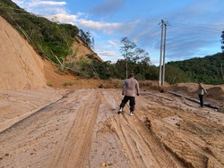 Jalan Poros Toraja-Mamasa di Tadokalua Lumpuh Akibat Tanah Longsor