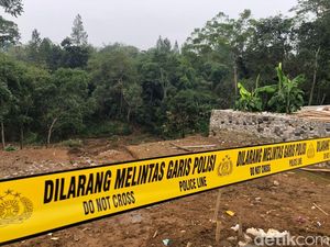 Keluarga Korban Tewas Tertimpa Dinding Kolam Ponpes Dapat Santunan Keluarga Korban Tewas Tertimpa Dinding Kolam Ponpes Dapat Santunan