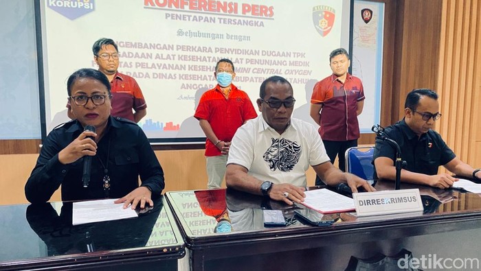 Direktur Krimsus Polda Maluku, Komisaris Besar Hujra Soumena menerangkan penetapan tersangka Ismail Umasugi. Direktur Krimsus Polda Maluku, Komisaris Besar Hujra Soumena menerangkan penetapan tersangka Ismail Umasugi.