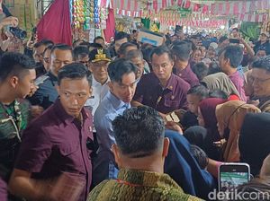 Wapres Gibran Kunjungi Pasar Tramo Maros, Bagi Susu-Belanja Sayur