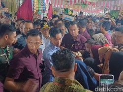 Wapres Gibran Kunjungi Pasar Tramo Maros, Bagi Susu-Belanja Sayur