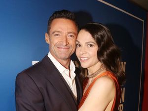 7 Foto Sutton Foster & Hugh Jackman, Diduga Selingkuh Sering Foto Mesra 7 Foto Sutton Foster & Hugh Jackman, Diduga Selingkuh Sering Foto Mesra