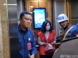 Penahanan Dipindah ke Jakarta, Ibu Ronald Tannur Tiba di Kejagung