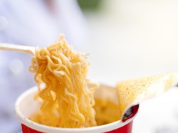 Viral Diet Mi Instan Bikin Jarang Jerawatan, Dokter Kulit Beri Penjelasan