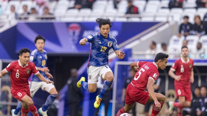 DOHA, QATAR - JANUARY 24: Reo Hatate of Japan avoids a tackle during the AFC Asian Cup Group D match between Japan and Indonesia at Al Thumama Stadium on January 24, 2024 in Doha, Qatar. (Photo by Playmaker/MB Media/Getty Images)