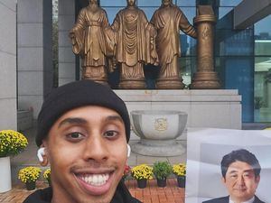YouTuber Johnny Somali Cium Patung Wanita Penghibur Korea, Terancam Dipenjara YouTuber Johnny Somali Cium Patung Wanita Penghibur Korea, Terancam Dipenjara