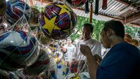 Jokowi Blusukan dan Beli Bola di Pasar Klitikan Notoharjo