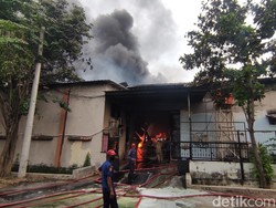 Gudang Tiner di Genuksari Semarang Terbakar