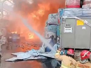 Pabrik Pengolahan Limbah di Jonggol Kebakaran, 6 Unit Pemadam Dikerahkan Pabrik Pengolahan Limbah di Jonggol Kebakaran, 6 Unit Pemadam Dikerahkan