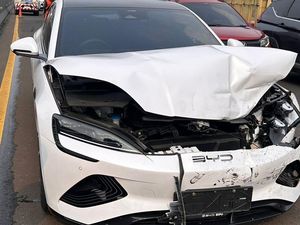 Penampakan BYD Seal-VW Scirocco Ringsek Usai Tabrakan Beruntun di Tol Penampakan BYD Seal-VW Scirocco Ringsek Usai Tabrakan Beruntun di Tol
