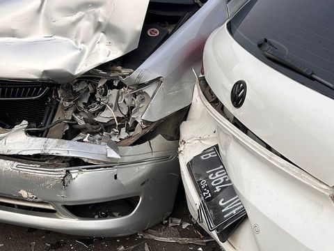 Kecelakaan beruntun melibatkan mobil BYD Seal, Volkswagen Scirocco, dan Toyota Camry di Tol Serpong, Kamis (14/11/2024).