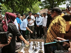 Kaesang Beli Lonceng Gambar Banteng di Solo, Bakal Dipasang di Kantor PSI