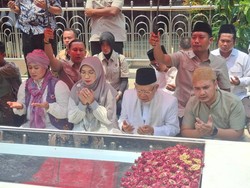 Kiai Maruf Amin dan Luluk Ziarah ke Makam Sunan Ampel
