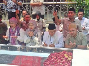 Kiai Maruf Amin dan Luluk Ziarah ke Makam Sunan Ampel Kiai Maruf Amin dan Luluk Ziarah ke Makam Sunan Ampel