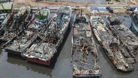 Kondisi Belasan Kapal Nelayan Usai Terbakar Hebat di Pekalongan