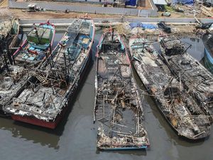 Kondisi Belasan Kapal Nelayan Usai Terbakar Hebat di Pekalongan Kondisi Belasan Kapal Nelayan Usai Terbakar Hebat di Pekalongan