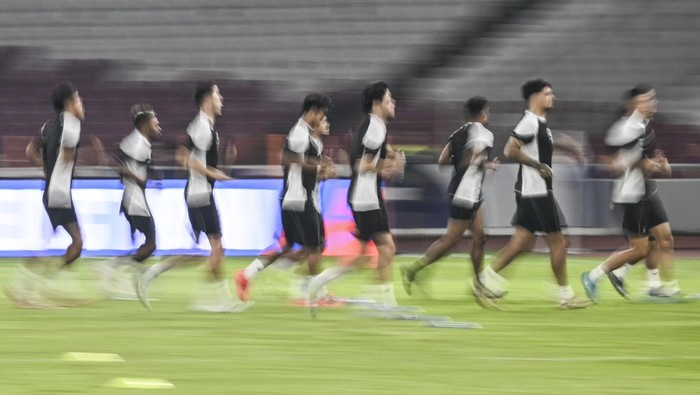 Sejumlah pesepak bola Timnas Indonesia melakukan pemanasan saat menjalani sesi latihan resmi di Stadion Utama Gelora Bung Karno, Senayan, Jakarta, Kamis (14/11/2024). Latihan resmi tersebut merupakan persiapan Timnas Indonesia melawan Timnas Jepang dalam laga Grup C Babak Ketiga Kualifikasi Piala Dunia 2026 pada Jumat (15/11). ANTARA FOTO/Aprillio Akbar/rwa.