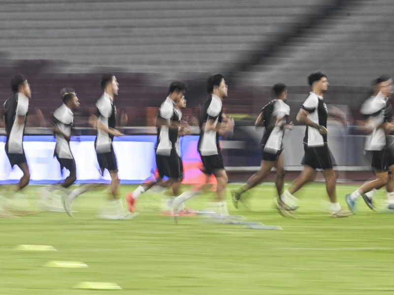 Sejumlah pesepak bola Timnas Indonesia melakukan pemanasan saat menjalani sesi latihan resmi di Stadion Utama Gelora Bung Karno, Senayan, Jakarta, Kamis (14/11/2024). Latihan resmi tersebut merupakan persiapan Timnas Indonesia melawan Timnas Jepang dalam laga Grup C Babak Ketiga Kualifikasi Piala Dunia 2026 pada Jumat (15/11). ANTARA FOTO/Aprillio Akbar/rwa.