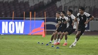 Mereka menggenjot fisik guna menghadapi permainan cepat Timnas Jepang.  
