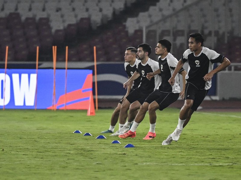 Sejumlah pesepak bola Timnas Indonesia melakukan pemanasan saat menjalani sesi latihan resmi di Stadion Utama Gelora Bung Karno, Senayan, Jakarta, Kamis (14/11/2024). Latihan resmi tersebut merupakan persiapan Timnas Indonesia melawan Timnas Jepang dalam laga Grup C Babak Ketiga Kualifikasi Piala Dunia 2026 pada Jumat (15/11). ANTARA FOTO/Aprillio Akbar/rwa.