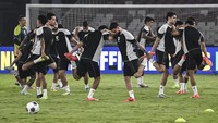 Sejumlah pesepakbola Timnas Indonesia melakukan pemanasan saat menjalani sesi latihan resmi.  