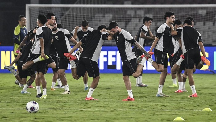 Latihan resmi Timnas Indonesia Sejumlah pesepak bola Timnas Indonesia melakukan pemanasan saat menjalani sesi latihan resmi di Stadion Utama Gelora Bung Karno, Senayan, Jakarta, Kamis (14/11/2024). Latihan resmi tersebut merupakan persiapan Timnas Indonesia melawan Timnas Jepang dalam laga Grup C Babak Ketiga Kualifikasi Piala Dunia 2026 pada Jumat (15/11). ANTARA FOTO/Aprillio Akbar/rwa.