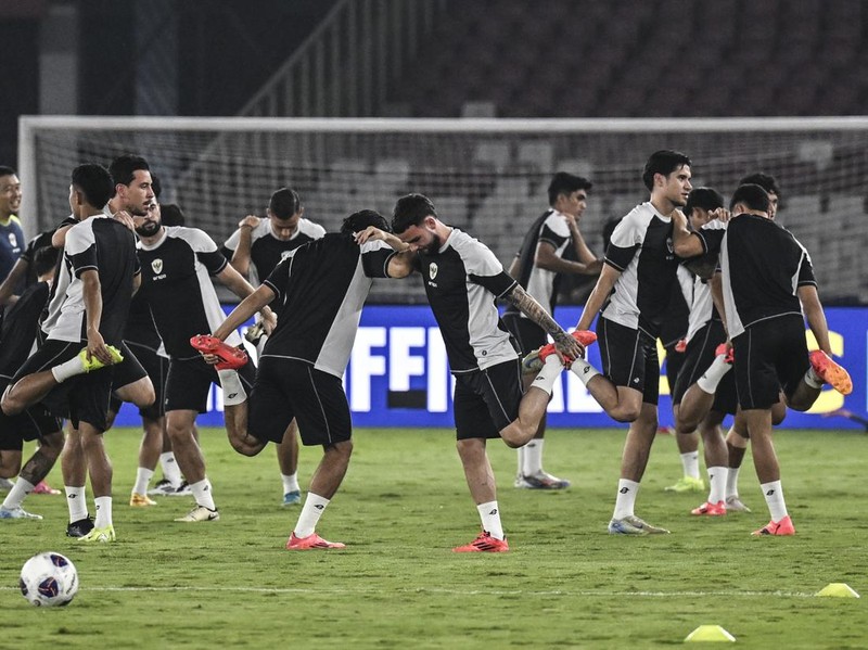Sejumlah pesepak bola Timnas Indonesia melakukan pemanasan saat menjalani sesi latihan resmi di Stadion Utama Gelora Bung Karno, Senayan, Jakarta, Kamis (14/11/2024). Latihan resmi tersebut merupakan persiapan Timnas Indonesia melawan Timnas Jepang dalam laga Grup C Babak Ketiga Kualifikasi Piala Dunia 2026 pada Jumat (15/11). ANTARA FOTO/Aprillio Akbar/rwa.