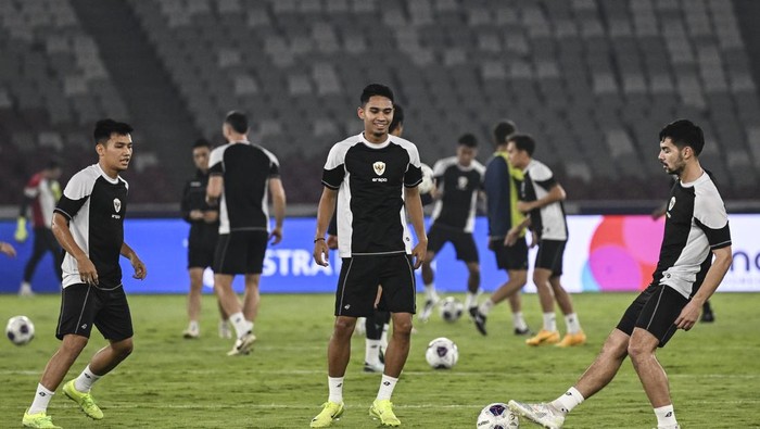 Latihan resmi Timnas Indonesia Sejumlah pesepak bola Timnas Indonesia melakukan pemanasan saat menjalani sesi latihan resmi di Stadion Utama Gelora Bung Karno, Senayan, Jakarta, Kamis (14/11/2024). Latihan resmi tersebut merupakan persiapan Timnas Indonesia melawan Timnas Jepang dalam laga Grup C Babak Ketiga Kualifikasi Piala Dunia 2026 pada Jumat (15/11). ANTARA FOTO/Aprillio Akbar/rwa.